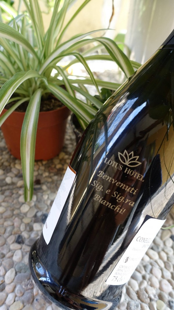 print brand bottle wine